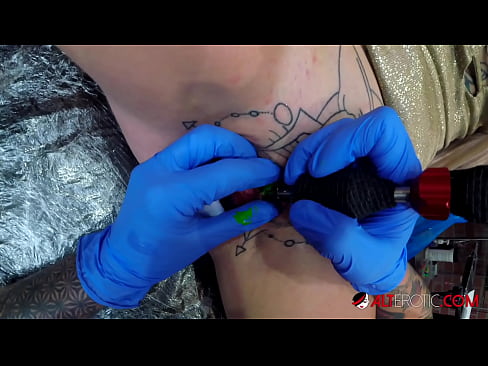 ❤️ La bomba Sully Savage, molt tatuada, es va tatuar al clítoris ️ Porno de qualitat a nosaltres ca.4k-porno.ru ❌